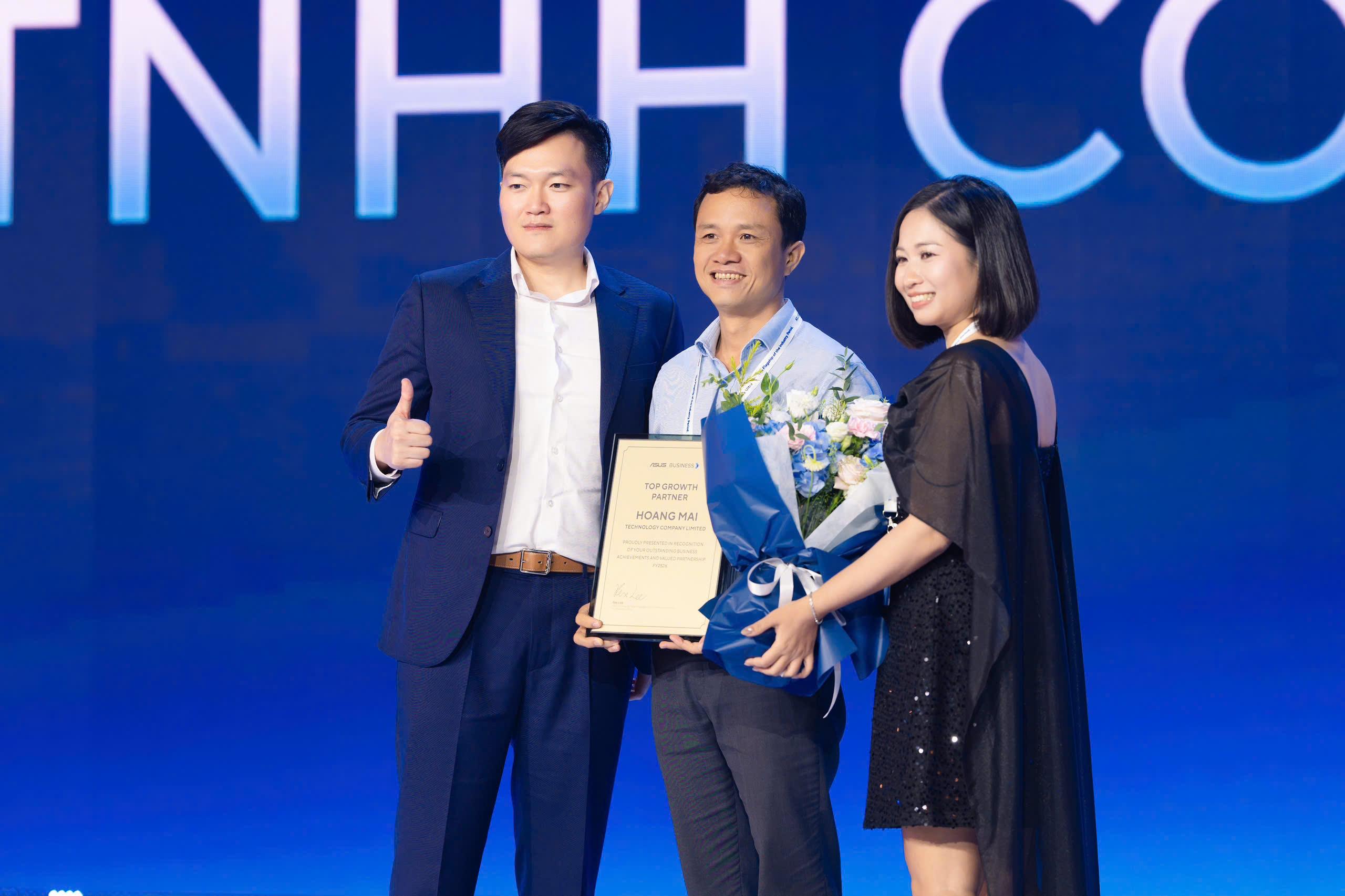  Đại diện Hachihi.vn rạng rỡ nhận giải thưởng cùng đại diện cấp cao từ ASUS Business trên sân khấu.